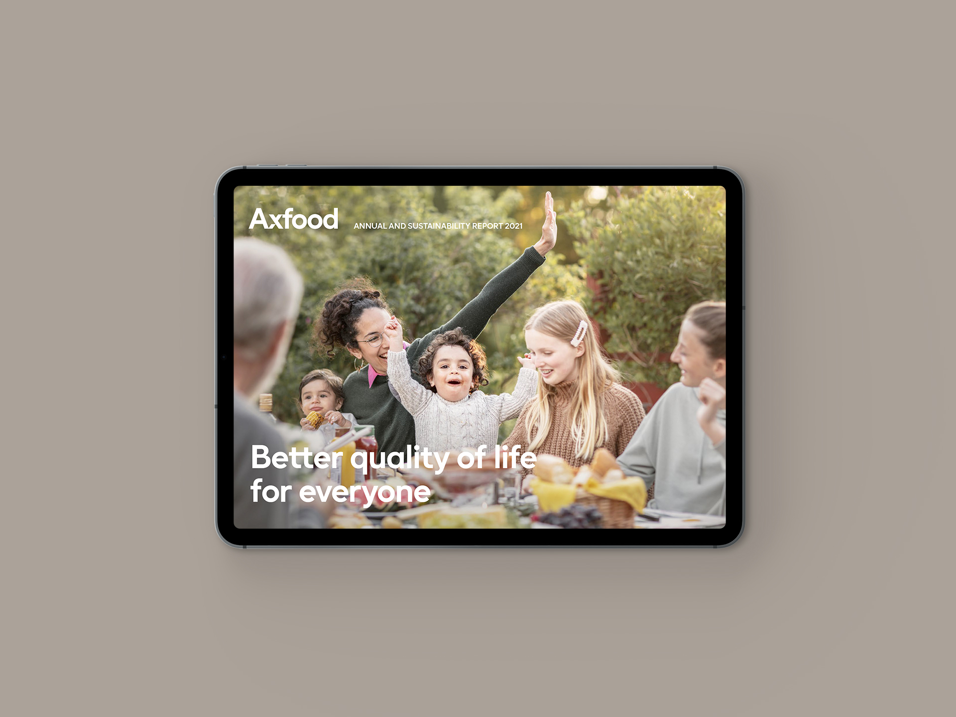 Omslag till Axfood årsredovisning och hållbarhetsredovisning 2021 på iPad