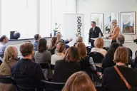 Publiken ställer frågor till Mårten Westlund under seminariet
