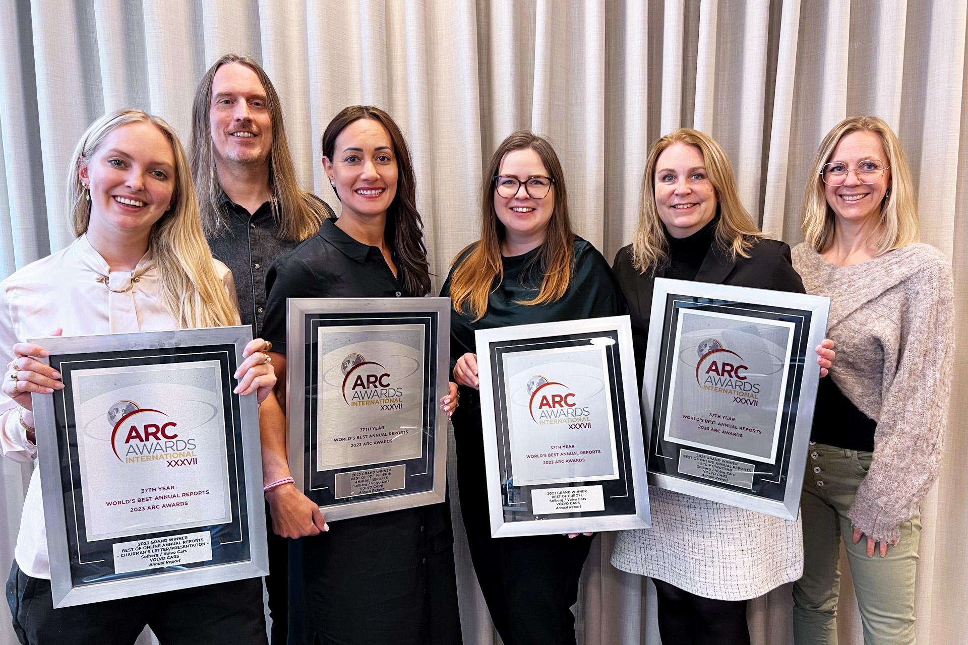 Representanter från Solberg och Volvo Cars visar upp diplomen för vinsten i ARC Awards 2023