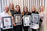 Representanter från Solberg och Volvo Cars visar upp diplomen för vinsten i ARC Awards 2023