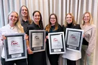 Representanter från Solberg och Volvo Cars visar upp diplomen för vinsten i ARC Awards 2023