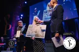 Representanter från Solberg intervjuas på scen under Publishingpriset 2023